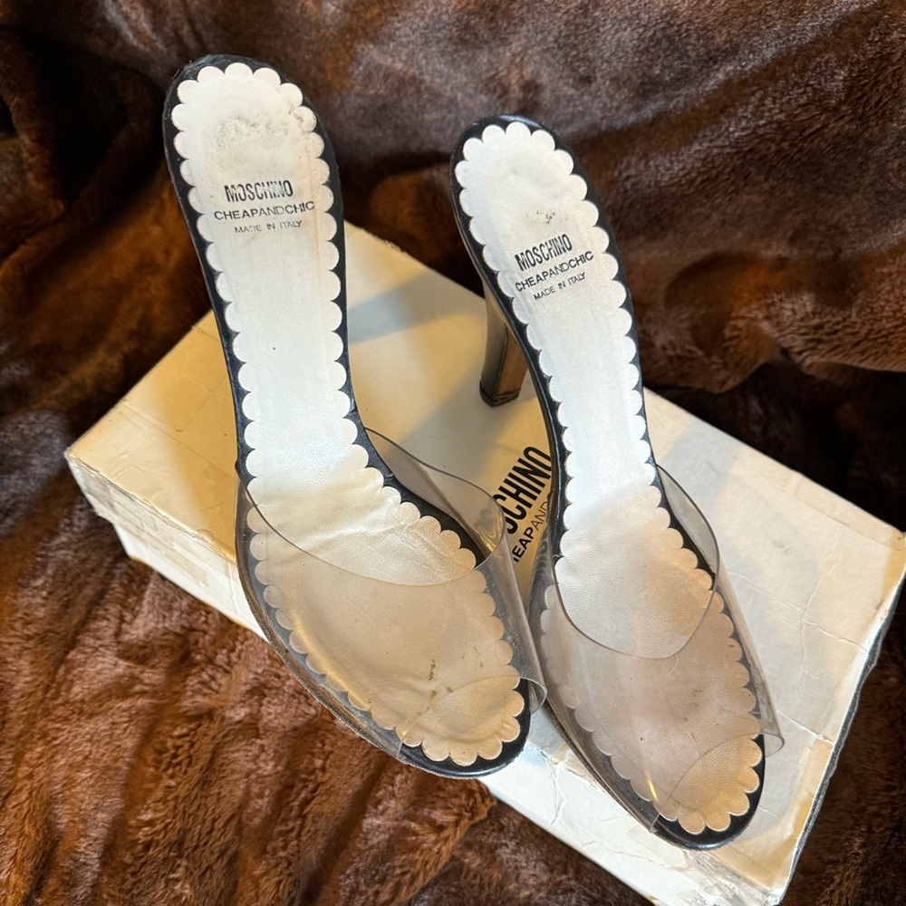 Moschino slip on heels with clear detailing and scalloped white border. Size 42